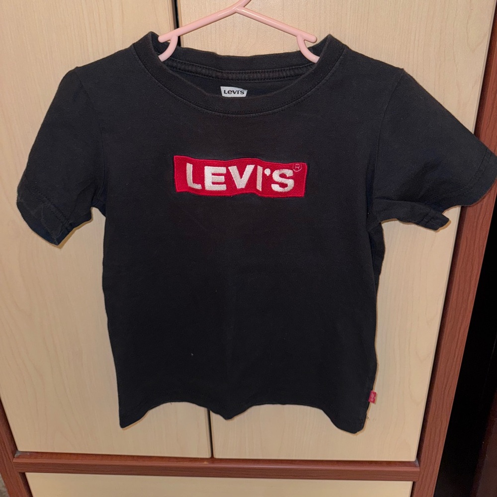 Levi's Black Kids T-Shirt size 6 (5-6yr)